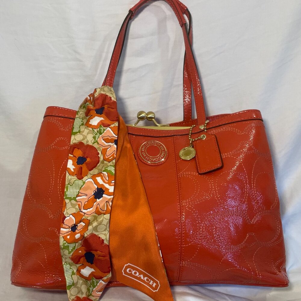 TANGERINE COACH PATENT LEATHER KISS CLASP L1276-F19215 PURSE